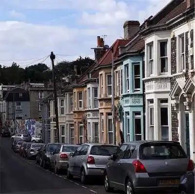 Aliore | Anglais & bénévolat dans un charity shop à Bristol, en Angleterre