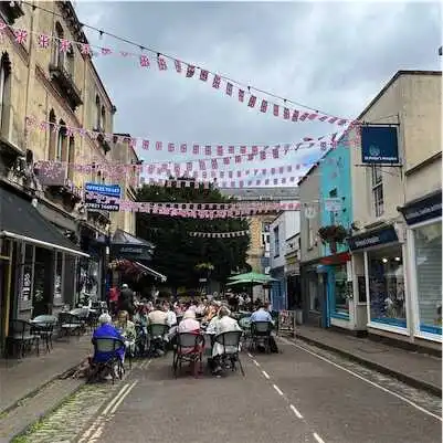 Aliore | Anglais & bénévolat dans un charity shop à Bristol, en Angleterre