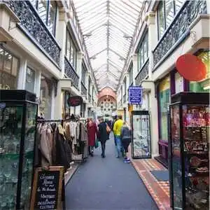 Aliore | Anglais & bénévolat dans un charity shop à Bristol, en Angleterre