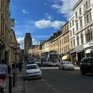 Aliore | Anglais & bénévolat dans un charity shop à Bristol, en Angleterre