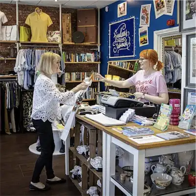 Aliore | Anglais & bénévolat dans un charity shop à Bristol, en Angleterre